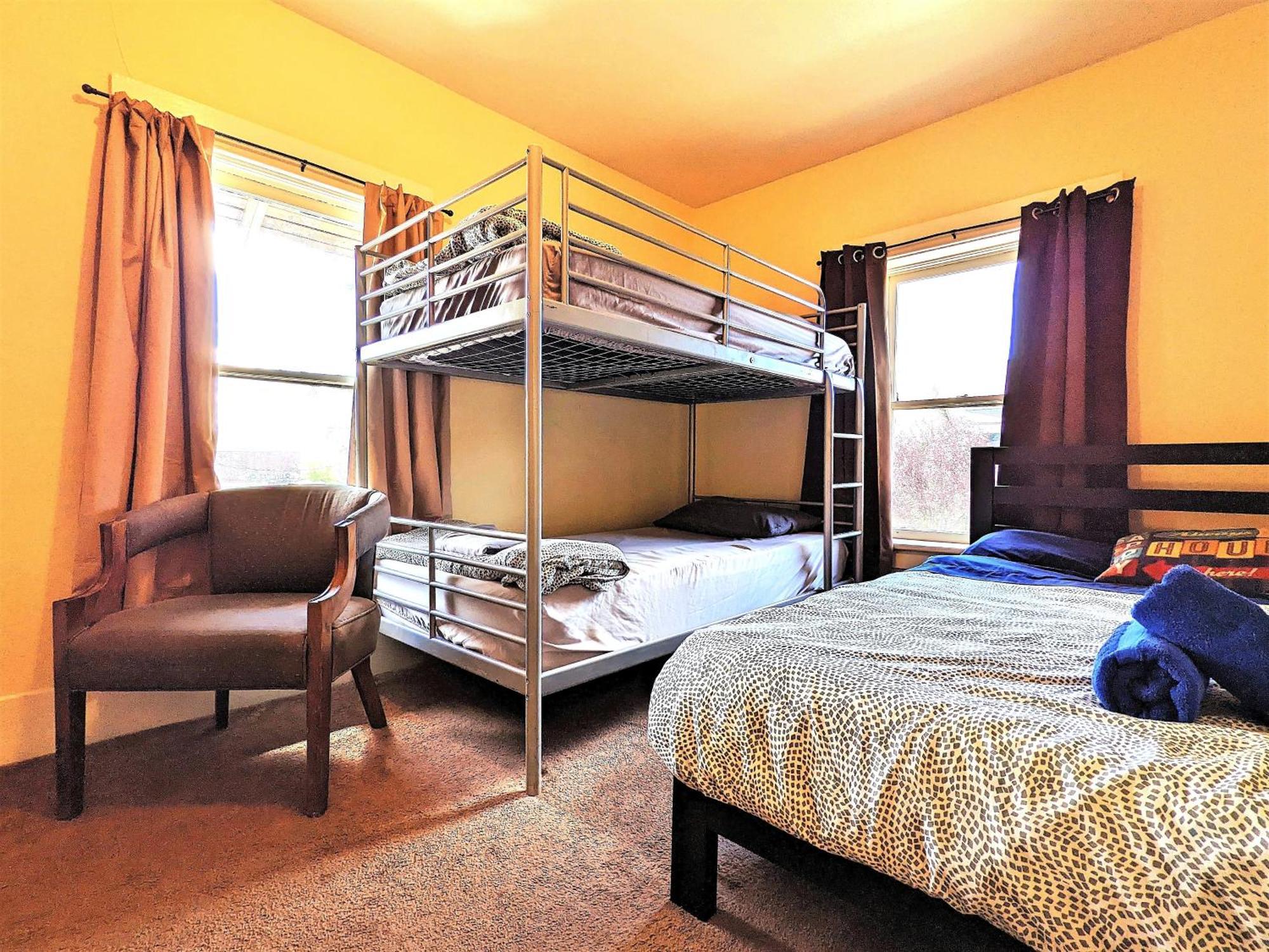 Bunk & Brew Historic Lucas House - Hostel Bend Buitenkant foto
